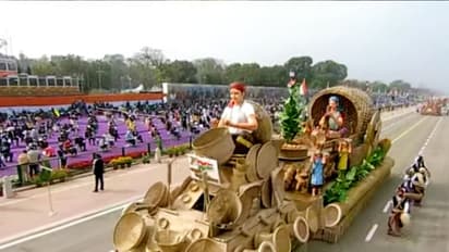 Republic Day 2022 Tableau: রাজপথে চিত্তাকর্ষক ট্যাবলো প্রদর্শনী, দেখুন ছবিতে ছবিতে