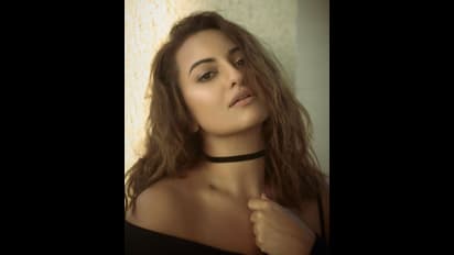 கழுத்தில் ஸ்டார்..கண்ணில் ஹாட்.. sonakshi sinha வின் கிளாமர் போட்டோஸ்...