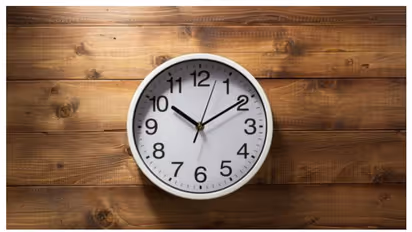 Vastu Tips: எந்த திசையில் கடிகாரத்தை மாட்டினாள் லட்சுமி தேவி வருகை தருவாள்...வாஸ்து சாஸ்திரம் சொல்வது என்ன...?