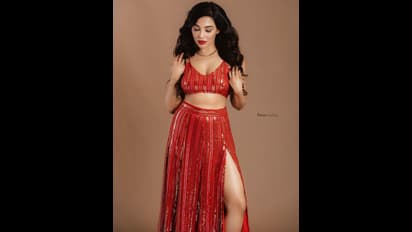 parvathi nair hot : நியூஸ் பேப்பர் சேலையை சரிய விட்டு ..பார்வதி நாயர்-ன் கிக் லுக்..