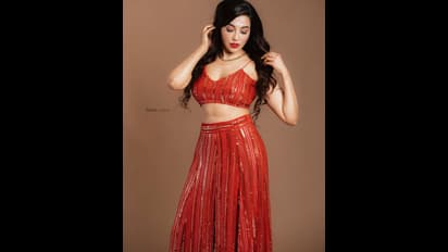 ParvathiNair hot : புடவை கிளாமரில் கலக்கும் பார்வதி நாயர்...என்ன ஒரு சொக்க வைக்கும் போஸ்..