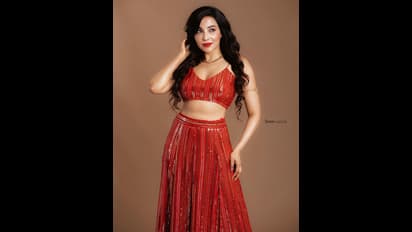 Parvathy Nair latest : இதுவா... அதுவா? இஷ்டத்துக்கு காட்டி இம்சிக்கும் நடிகை பார்வதி நாயரின் கிக்கான போட்டோஸ்