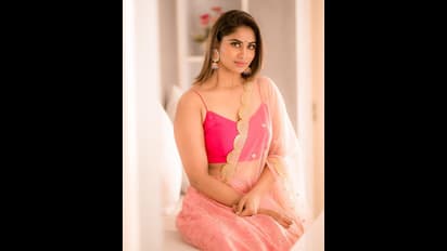 Shivani Hot : விலகிய சேலையோடு... சைடு போஸில் மொத்த அழகையும் காட்டி!! தாறுமாறான கவர்ச்சியில் சூடேற்றும் ஷிவானி
