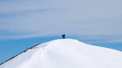 ഭൂമിയിലെ ഏറ്റവും ഉയരം കൂടിയ പര്വതത്തെ ആദ്യമായി 'അടിമുടി' കീഴടക്കി
