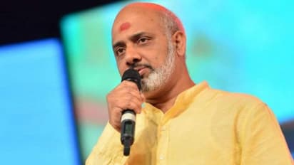 పవన్ కళ్యాణ్ సినిమాలో పాట రాసినందుకు లిరిసిస్ట్ ని తిట్టేసిన లెజెండ్.. సీరియస్ వార్నింగ్ ఎందుకంటే.. 