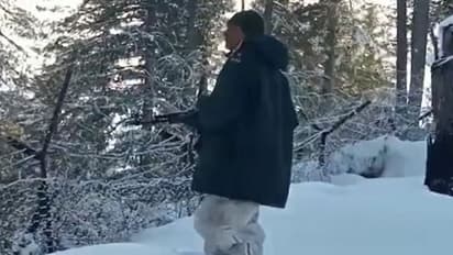 हाड़ कंपाती ठंड में नहीं डमगमाता सेना के जवान का हौसला, देखिए दिल जीतने वाला वीडियो