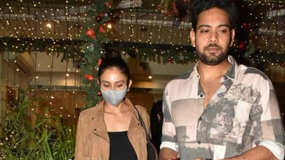 Rakul Preeth Singh:ముంబైలో ప్రియుడితో రకుల్ చెట్టాపట్టాల్... నైట్ పార్టీలు ఎంజాయ్ చేస్తున్న అమ్మడు!