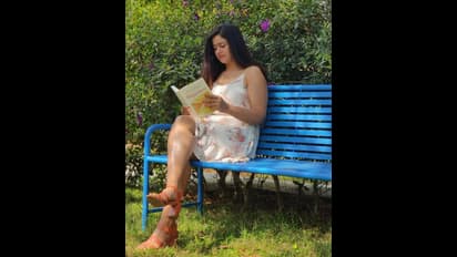 poonam bajwal hot: கால் அழகை தெரியவிட்டு ஹேப்பினஸ் கற்கும் பூனம் பஜ்வா..