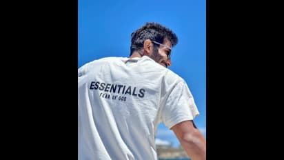 Jasprit Bumrah: বউয়ের সঙ্গে ঘুরে গিয়ে কী করছেন জসপ্রীত বুমরা, দেখুন ছবি