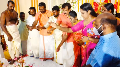 വരനെ സ്വീകരിക്കാന് എംപിയും എംഎല്എയും, ആശിര്വദിക്കാന് കളക്ടര്; 'നഗരസഭയുടെ മകൾക്ക്' മാംഗല്യം