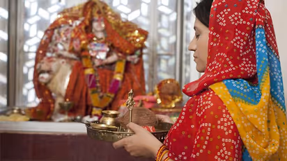 পুজোর সময় মাথা ঢেকে রাখতে হয়, হিন্দু শাস্ত্রে কেমন এমন নিয়ম রয়েছে জানেনিন