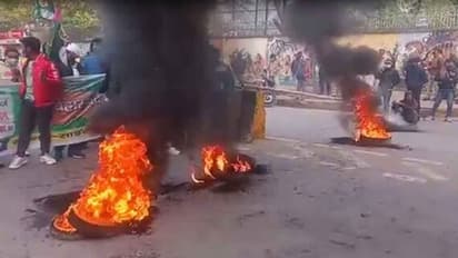Bihar bandh: బీహార్ బంద్.. రోడ్లు దిగ్భందించి.. టైర్లకు నిప్పు పెట్టి విద్యార్థుల భారీ ఆందోళనలు