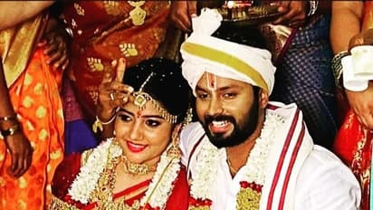 'கயல்' சீரியல் நடிகை அபி நவ்யாவுக்கு நடந்த வளைகாப்பு..! நிறைமாத நிலவாக மஞ்சள் சேலையில் ஜொலிக்கும் போட்டோஸ்!