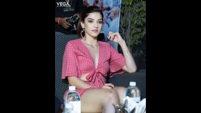 Mehreen hot : என்ன தெரிகிறது..முழுக்கால்களையும் நீட்டி ஹயாய் அமர்ந்திருக்கும் Mehreen..