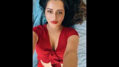 தேயிலை தோட்டத்தில் கவர்ச்சியை கொட்டும் ரைசா வில்சன்..வெட்டவெளியில் இப்படி ஒரு போஸா?