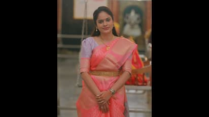 ஓல்ட் கெட்டப் சாரி ஸ்டைலில் நந்திதா.. உடல் எடை கூடியதால் 80ஸ் ஸ்டைலுக்கு மாறிட்டிங்களா?