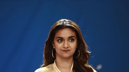 சமந்தா வெளியிட்ட கீர்த்தியின் பர்ஸ்ட் லுக்..அக்கா தயாரிப்பில் வக்கீல் கோர்ட்டில் வேற லெவல் மாஸ் லுக்..