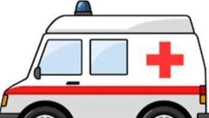 പാമ്പുകടിയേറ്റ കുഞ്ഞുമായി ആംബുലൻസ്, വഴിയൊരുക്കാൻ കൈകോർത്ത് പൊലീസും സന്നദ്ധപ്രവർത്തകരും