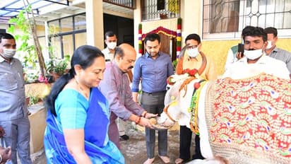 Bommai Birthday ಹುಟ್ಟುಹಬ್ಬದ ಅಂಗವಾಗಿ 11 ಹಸುಗಳನ್ನ  ದತ್ತು ಪಡೆದ ಬೊಮ್ಮಾಯಿ