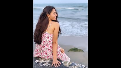 Andrea jeremiah latest : கடற்கரையை சூடாக்கும் ஆன்ட்ரியா...சும்மா சில்லுனு அடிக்கிற காத்துல ஆடும் மெல்லாடை..
