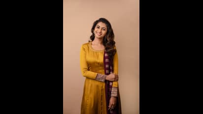 கையில் புத்தகம்..பக்கத்தில் காபி கப்..சிலுசிலு காற்றில் கிளுகிளுப்பாய்... பிரியா பவானி சங்கர்..