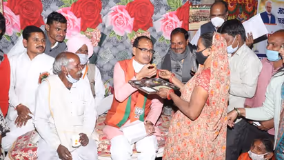 CM शिवराज का गजब अंदाज: शबरी की तरह आदिवासी महिला के हाथ से खाए बेर, कहा-मामी के लिए भी दे दो..देखिए वीडियो