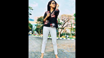 வாவ்..சிங்கிள் ட்ரஸில் சோபா மேல் ஹாயாய் பிக்பாஸ் பாவனி.. பிளாக் கலர் ஆள தூக்குதே..