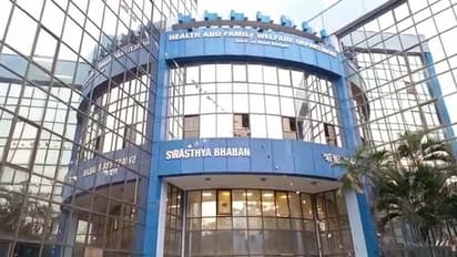 বকেয়া প্রায় ২০০ কোটি, স্বাস্থ্যসাথী কার্ড থেকে নিজেদের সরাতে স্বাস্থ্যভবনে চিঠি ২০টি নার্সিংহোমের