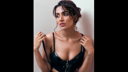 குட்டை பிளாக் அவுட் பிட்..பேன்ஞ் மேல் சொகுசாய் கால் மேல் கால் போட்டு AksharaGowda..