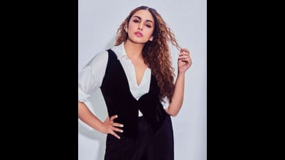 அச்சசோ..ரெட் கலர் செம சார்ட் கவுனில்..எக்குத்தப்பாக போஸ் கொடுக்கும் வலிமை நடிகை..Huma Qureshi..