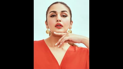 HumaQureshi hot : பிளாக் கிளாமரில் ஜொலிக்கும் வலிமை நாயகி...உள்ளாடை தெரிய கொடுத்துள்ள போஸ் அள்ளுதே..