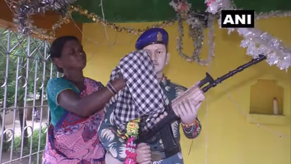 Brave Heart : മാവോയിസ്റ്റ് ആക്രമണത്തില് വീരമൃത്യു വരിച്ച മകന് സ്വന്തമായി സ്മാരകം തീര്ത്ത് അമ്മ!