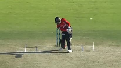 കണ്ണുംപൂട്ടിയൊരു സിക്സ്; റാഷിദ് ഖാന്റെ സിക്സ് കണ്ട് കണ്ണുതള്ളി ആരാധകര്