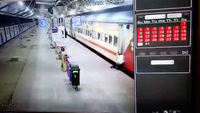 ট্রেন থেকে নামার সময় লাইনে পড়ার উপক্রম, মহিলা রেল পুলিশের তৎপরতায় বাঁচলেন প্রৌঢ়