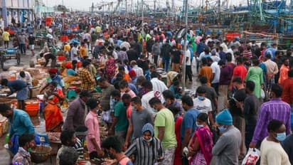 ஊரடங்கு ரத்தால் காசிமேட்டில் ‘குவிந்த’ பொதுமக்கள்.. மீன் வாங்க ஆர்வம்.. கொரோனா பரவும் அபாயம்