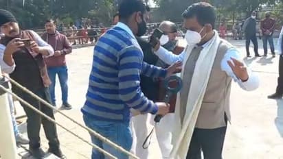 पूर्व आईपीएस असीम अरुण ने किया यूपी चुनाव में नामांकन, खुद लखपति तो पत्नी हैं करोड़ों की मालकिन