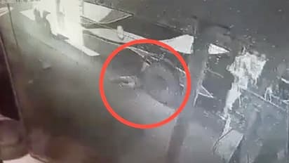 ये भयावह मंजर देख हर कोई दंग रह गया: सुसाइड करने चलती बस के नीचे लेटा युवक, ऊपर से निकला टायर फिर भी बच गया