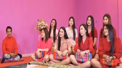 किसी से एक नहीं संभलती और इस शख्स ने कर रखी हैं 8 शादियां, फिक्स टाइम पर रोमांस कर सबको रखता है खुश