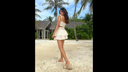 அய்யயோ..அங்கங்கே கிழிந்த பிகினி..மாளவிகாவின் மாலத்தீவு அலப்பறைகள்..இது வேற லெவல் பிகினி ஸ்டைல்..