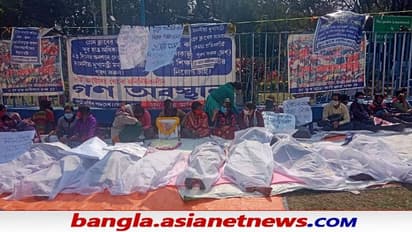 গান্ধী মূর্তির নিচে চাকরি-বঞ্চিত শিক্ষক পদপ্রার্থীদের 'মৃতদেহ', এখনও প্রতীকী