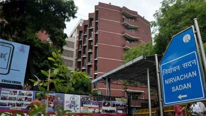 নগদ অনুদান দুহাজার টাকার বেশি নেওয়া যাবে না, রাজনৈতিক দলগুলোর ওপর কড়াকড়ি জারি নির্বাচন কমিশনের 