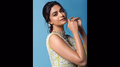 keerthy suresh latest : லெஹங்காவில் மெல்லிய இடை தெரிய.... மிதமான கவர்ச்சியில் மெர்சலாக்கும் கீர்த்தி சுரேஷ்