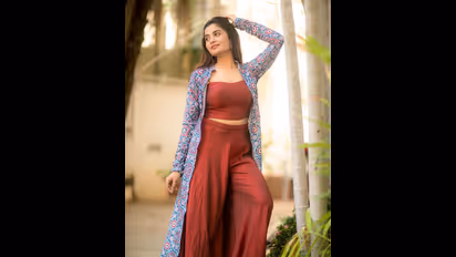 Teju Ashwini hot : அச்சசோ...தேஜு அஸ்வினி சர்ட் கிளாமர் போஸ்...சட்டென...சட்டையை பொத்தானை அவிழ்த்து விட்டு....