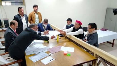 यूपी चुनाव के लिए जिला निर्वाचन अधिकारी को अखिलेश यादव ने सौंपा नामांकन, रामगोपाल व तेज प्रताप रहे मौजूद