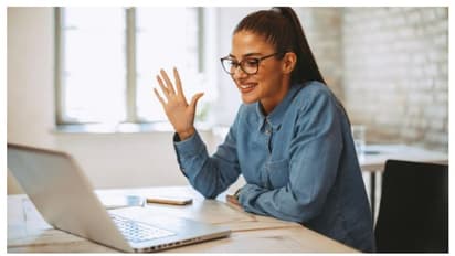 zoom interview: ஆன்லைன் இன்டெர்வியூவில் உங்களை ''பிளசன்டாக'' காட்ட வேண்டுமா...? இப்படி டிரஸ் போடுங்க...!!