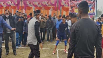उत्तराखंड चुनाव : सियासी गद्दी पाने हरीश रावत ने खेली कबड्डी, तो फुटबॉल ग्राउंड पहुंचे CM धामी, देखें तस्वीरें