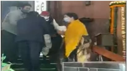 ములాయం సింగ్ యాదవ్కు కేంద్ర మంత్రి స్మృతి ఇరానీ పాదాభివందనం.. వీడియో ఇదే