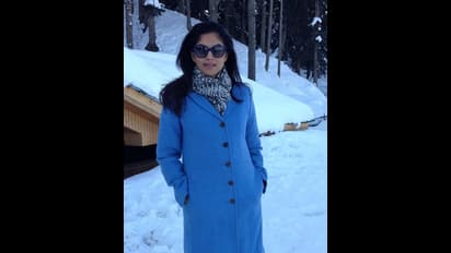 Nadhiya cool pic : கூல் மோடுக்கு மாறிய நதியா.. பீச்சில் டவல் உடுத்து அமர்ந்திருக்கும் 80ஸ் கனவு கன்னி..