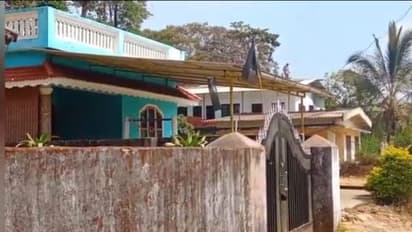 തെരഞ്ഞെടുപ്പ് ബഹിഷ്കരിച്ച് വീടിന് മുന്നില് കരിങ്കൊടി; ടാര്മിക്സിങ് പ്ലാന്റ് അടച്ചുപൂട്ടാത്തതില് പ്രതിഷേധം