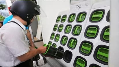 Budget 2022 : इलेक्ट्रिक व्हीकल में बैटरी चार्ज करने की टेंशन होगी खत्म, रोजगार के नए अवसर पैदा होंगे